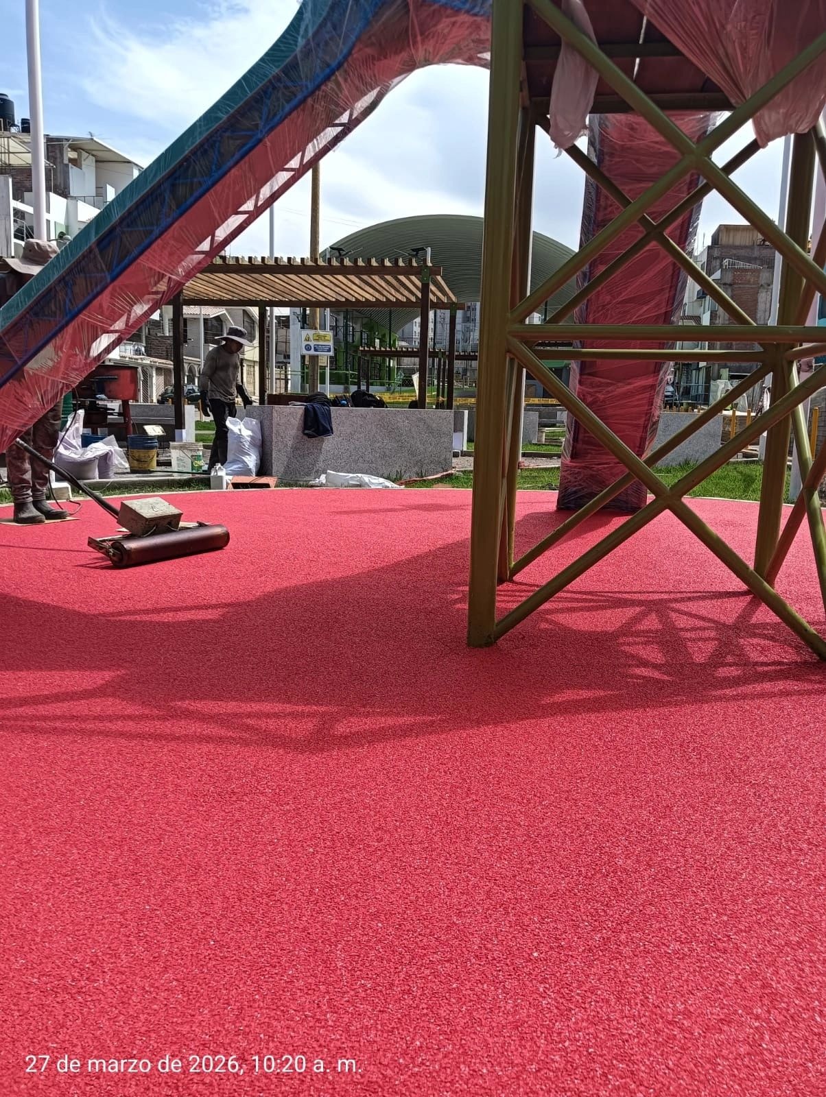 Piso de caucho colorido en zona infantil segura