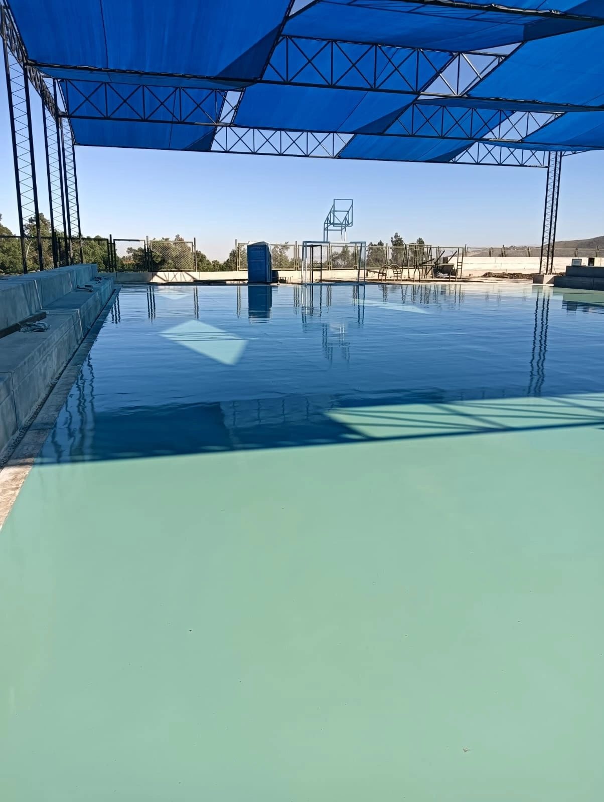 Instalación de piso de caucho en cancha deportiva