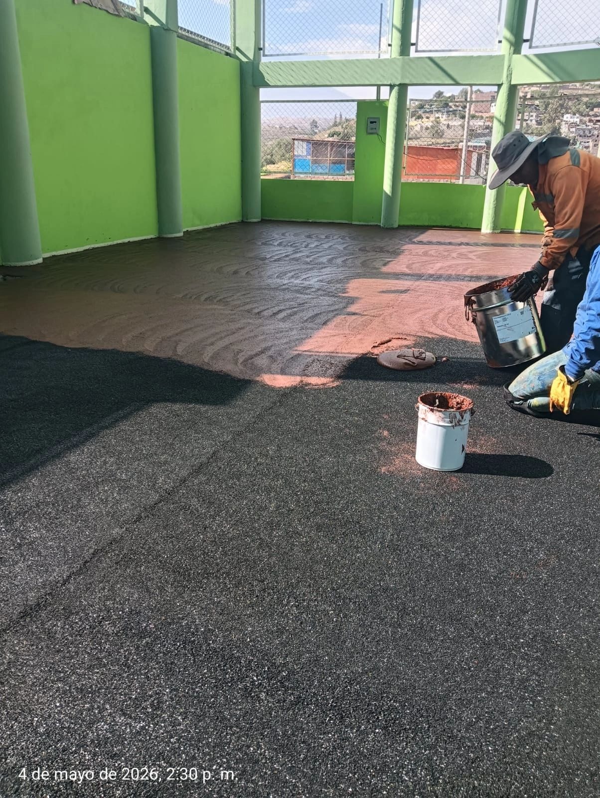 Área recreativa con superficie de caucho colorida