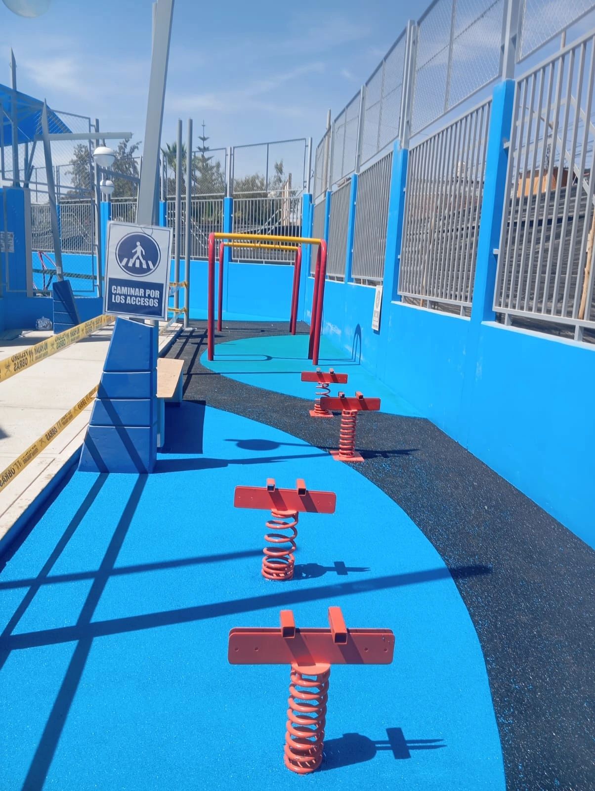 Área recreativa con piso de caucho azul