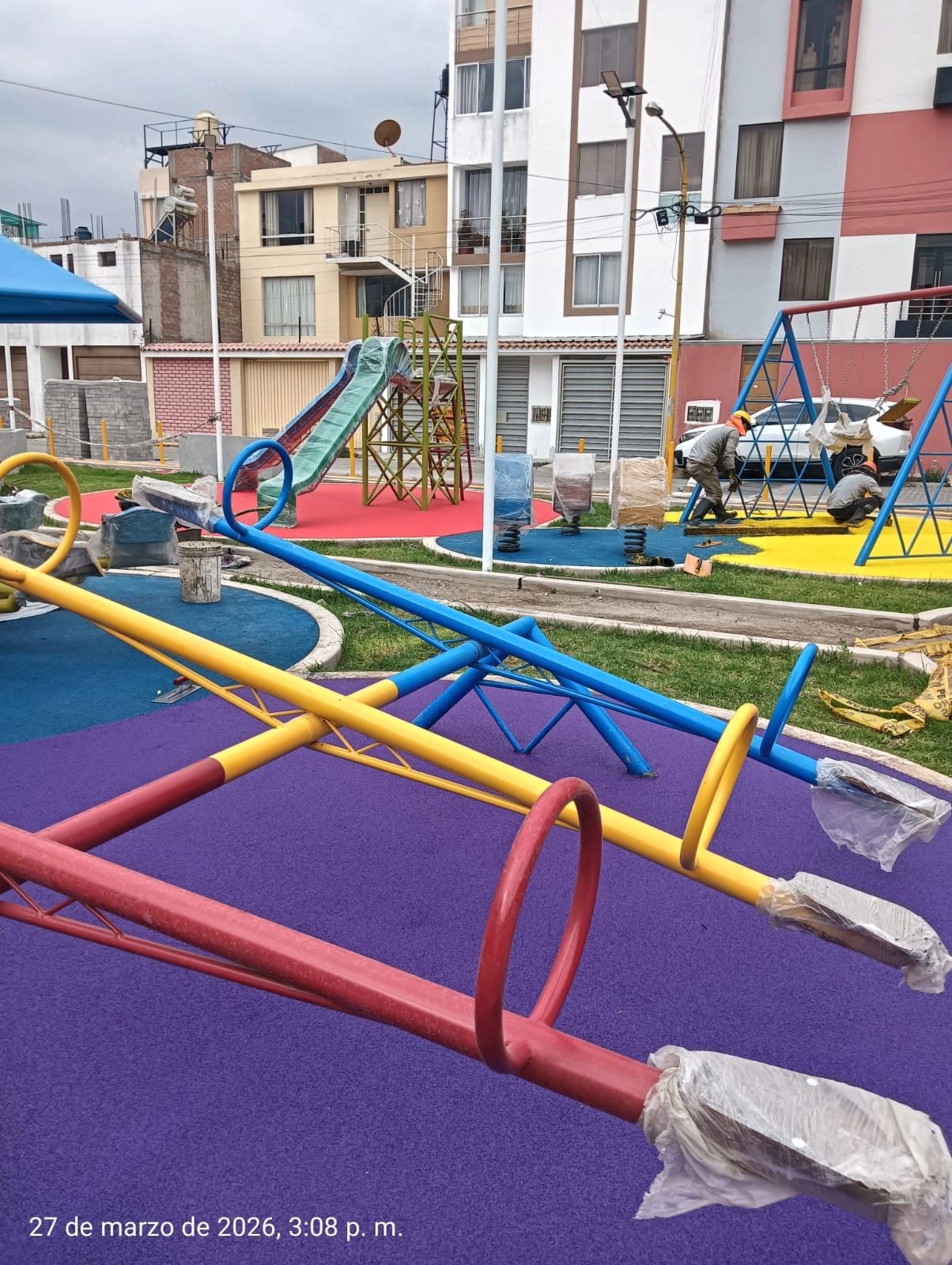 Instalación de parque infantil urbano
