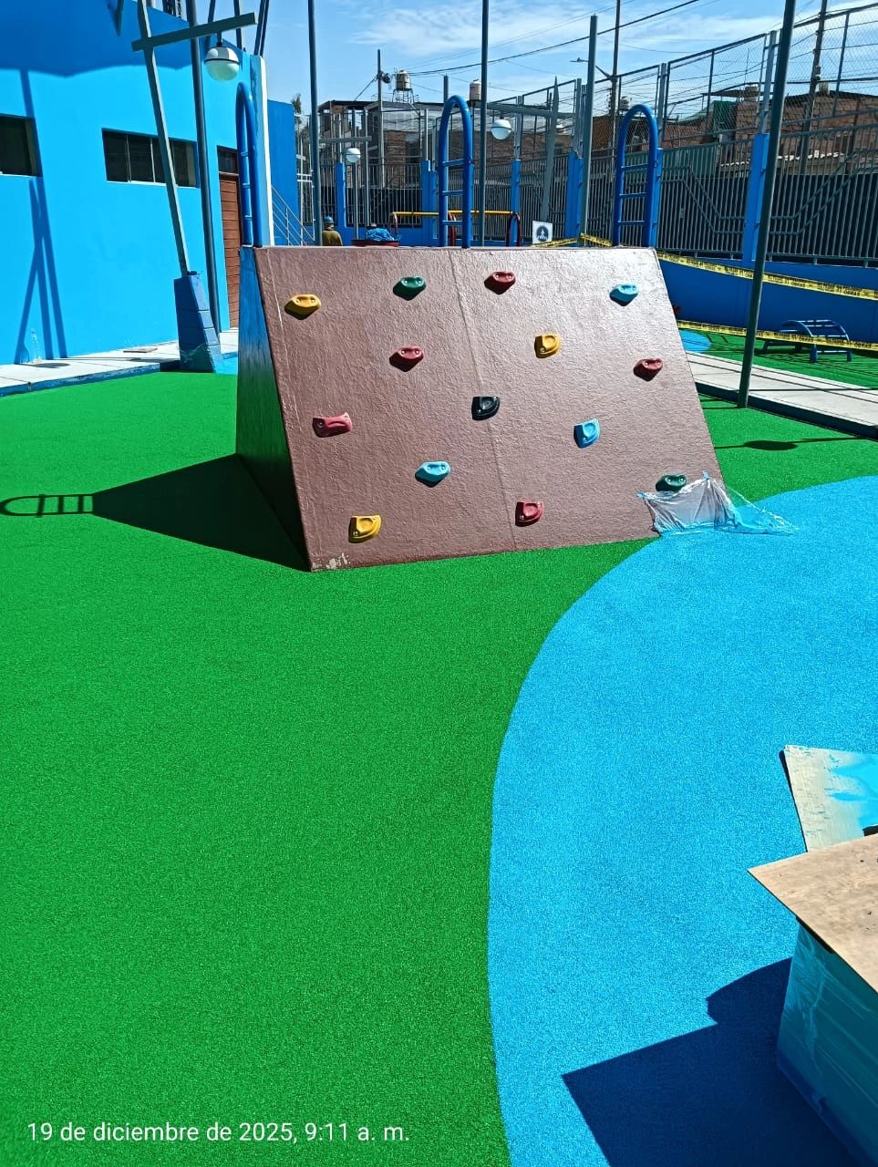 Parque infantil con muro de escalar